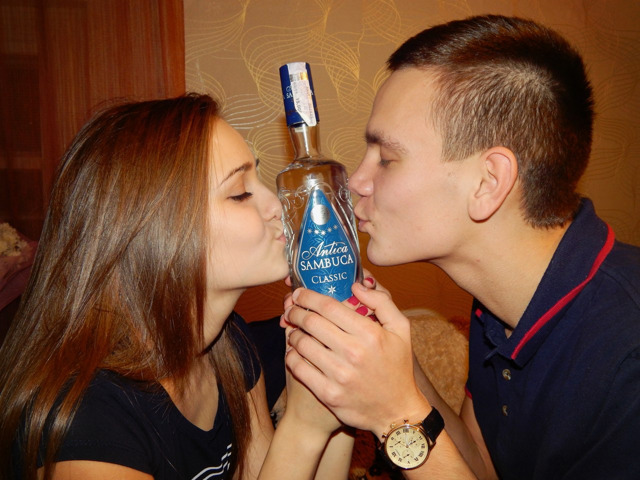 парень, девушка, бутылка