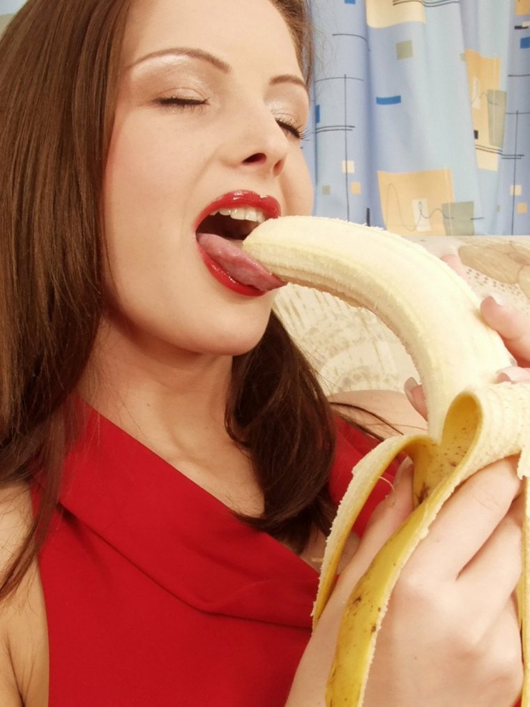 девушка ест банан