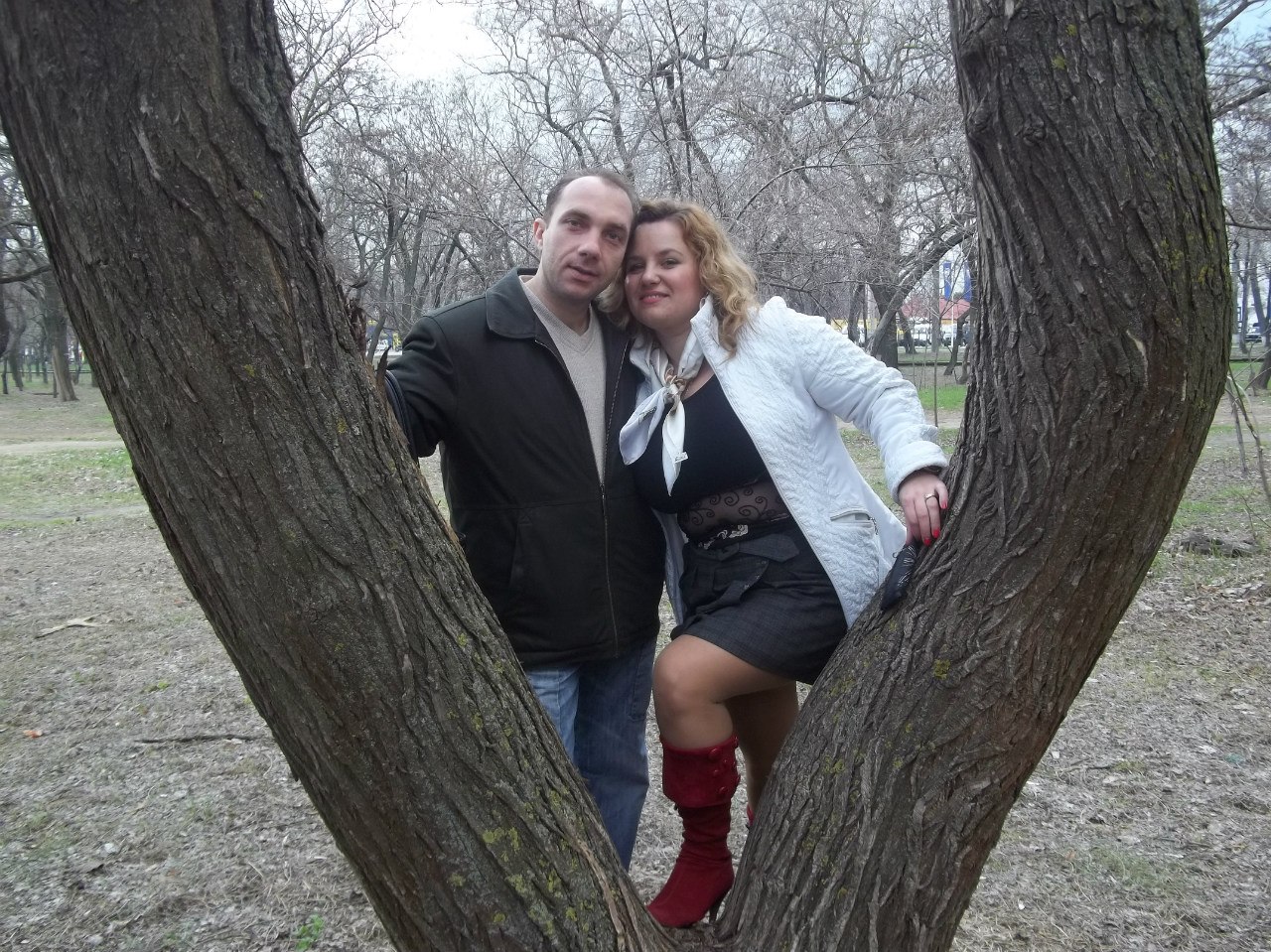 мужчина и женщина у дерева