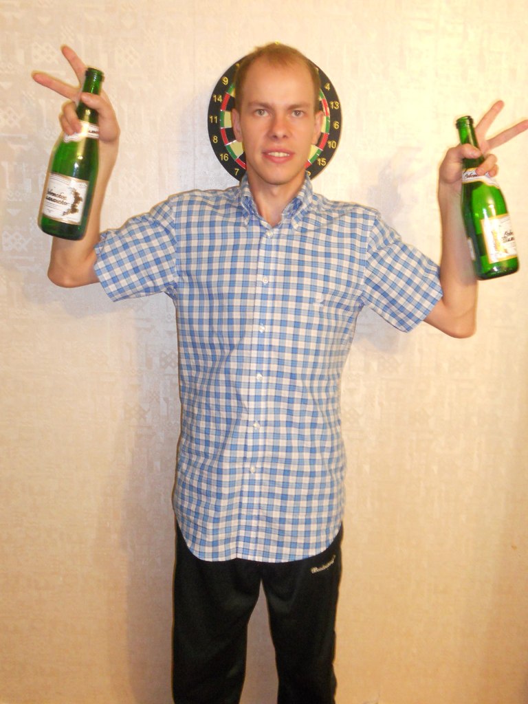 несексуальный парень с бутылками шампанского