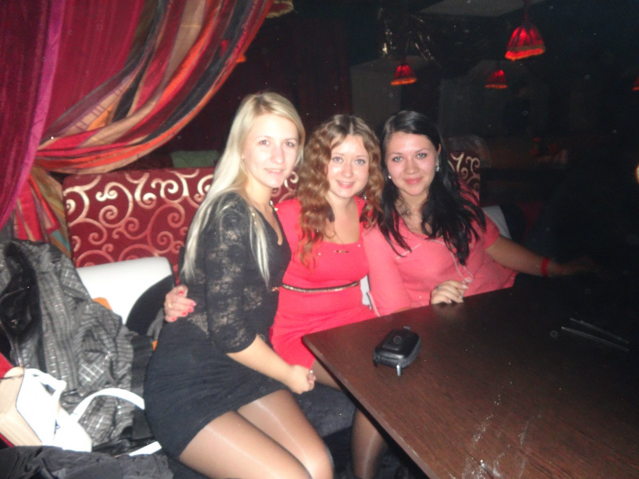 Один мужчина и 2 проститутки проститутки города красноармейск московская область